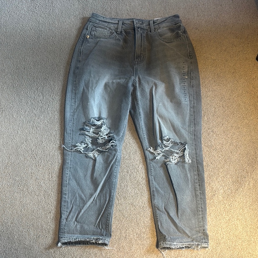 NWT American Eagle Gray Distressed Mom Jeans (size 6 extra short)